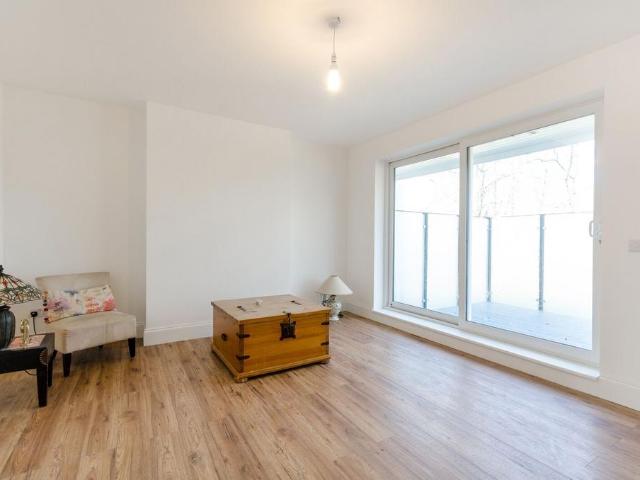 Roehampton Vale, Roehampton, London. 3 bed flat to rent £3,750 pcm £865 pw