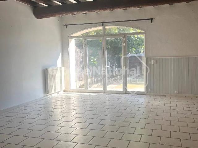 ROGNONAS Partie de Mas, 3 chambres avec extérieur et place de