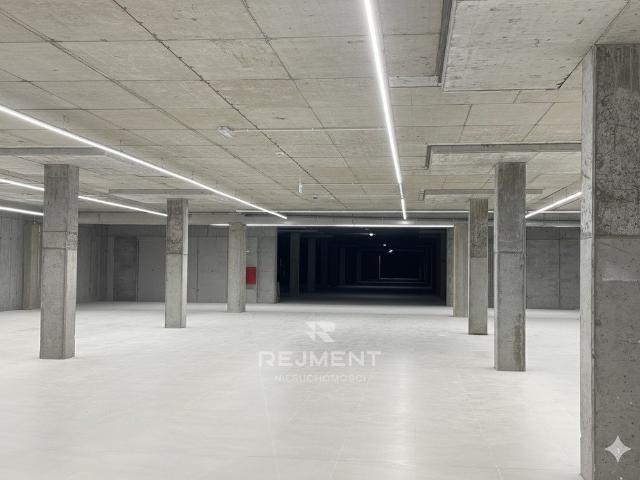 Nowoczesny lokal 2000 m² w centrum Rogoźnika z witrynami
