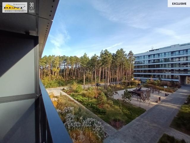 Nowoczesny apartament z balkonem i widokiem na naturę