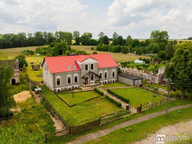 Przestronny dom 438 m2 z 6 działkami i ujeżdżalnią
