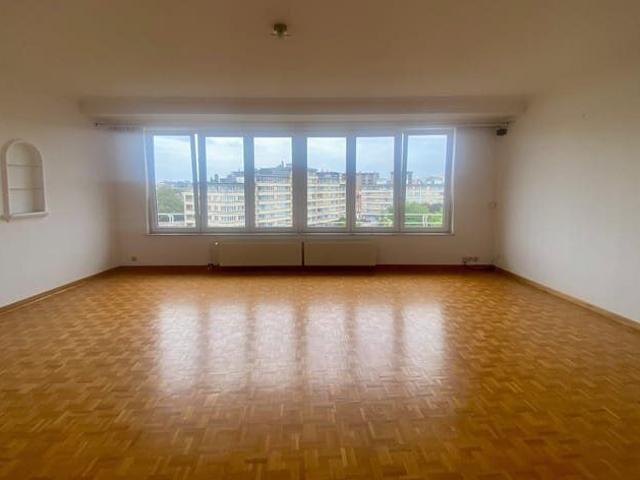 Roi Vainqueur: 2 Bedroom Apartment on the Top Floor Stunni