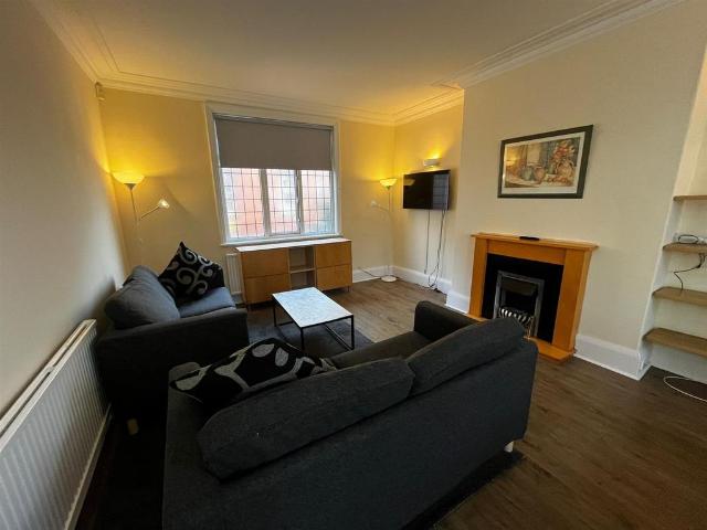 Rokeby Gardens, Headingley, Leeds LS6. 6 bed terraced house to rent £3,042 pcm £702 pw