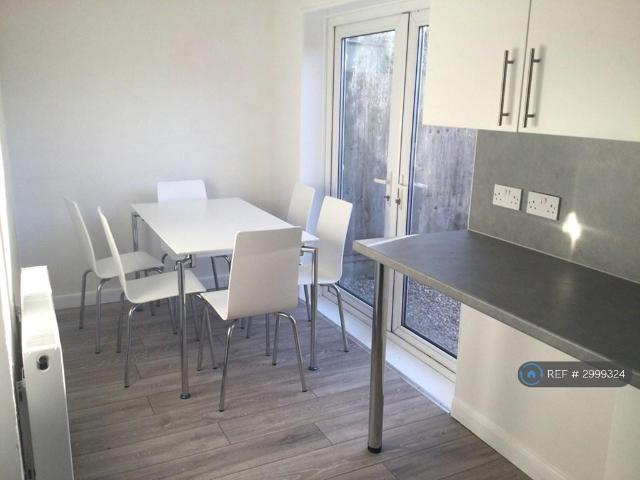 Rokells, Basildon, SS14 6 bed terraced house to rent £3,600 pcm £831 pw
