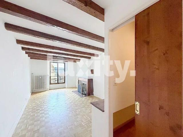Rolle – Elegant 6 room duplex in a historic residence facing the Château