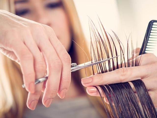 ROLLE: PRÄCHTIGER FRISEUR UND SCHÖNHEITSSALON ZUR ÜBERGABE
