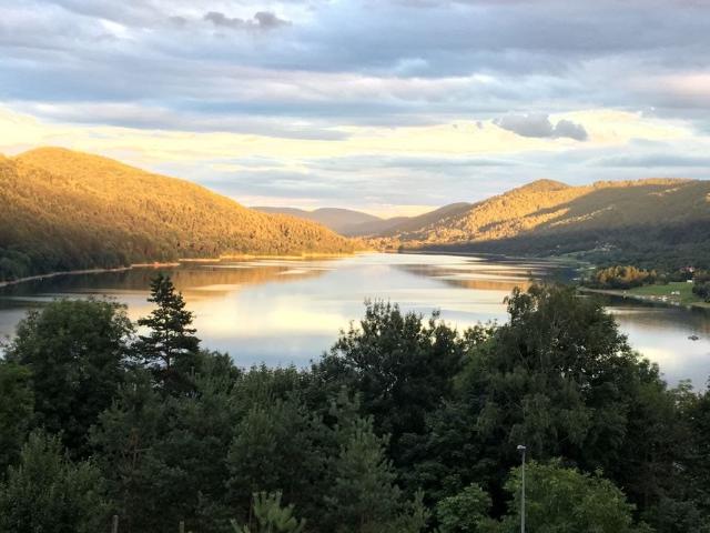 Dom nad Jeziorem Klimkówka z tarasem i widokiem