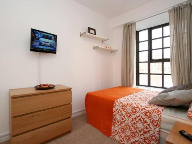Rope Street, London SE16 4 bed townhouse to rent £3,500 pcm £808 pw