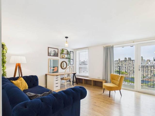 Ropemaker Street, Edinburgh. 2 bed apartment to rent £1,600 pcm £369 pw