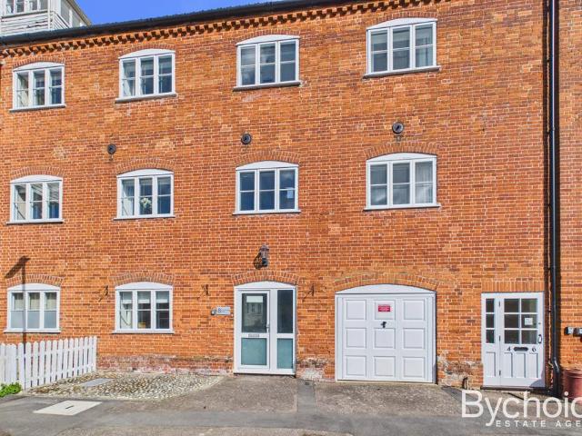 Ropers Court, Lavenham 3 bed townhouse to rent £1,500 pcm £346 pw