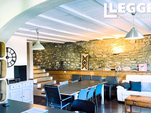Roquebrun – Maison entièrement rénovée, 5 chambres, grande piscine, vues dégagées, fort potentiel locatif