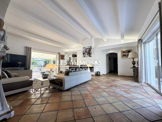 ? ROQUEBRUNE SUR ARGENS LA BOUVERIE, Belle propriété 7 piè. 268m² Roquebrune sur Argens