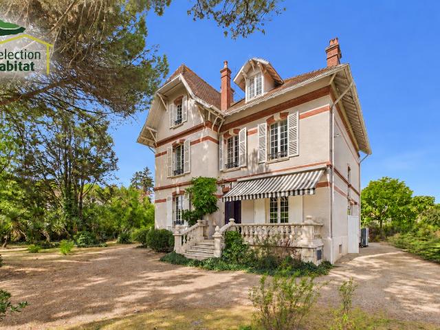 Demeure de caractère, maison d'amis et piscine sur un parc d. 345m² Roquefort