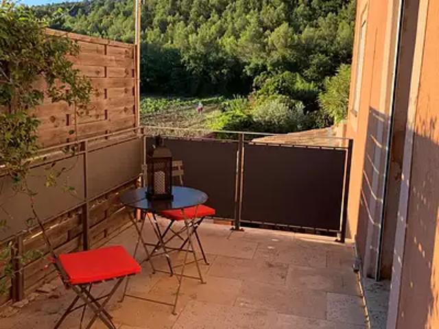 Roquefort la Bédoule 13830 Location appartement 1 pièce t1 au dernier étage terrasse