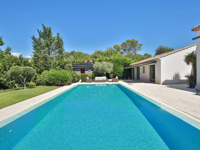 Roquefort les Pins Villa de plain pied 5 chambres et un. 224m² Roquefort les Pins