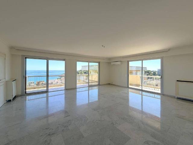ROQUERBUNE CAP MARTIN 4 PIECES PISCINE PARKING