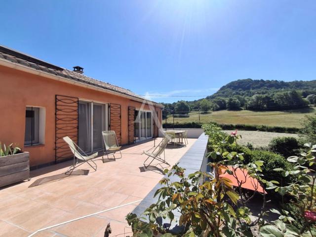 Roqueredonde Maison de caractère d'environ 153 m² avec dépendance
