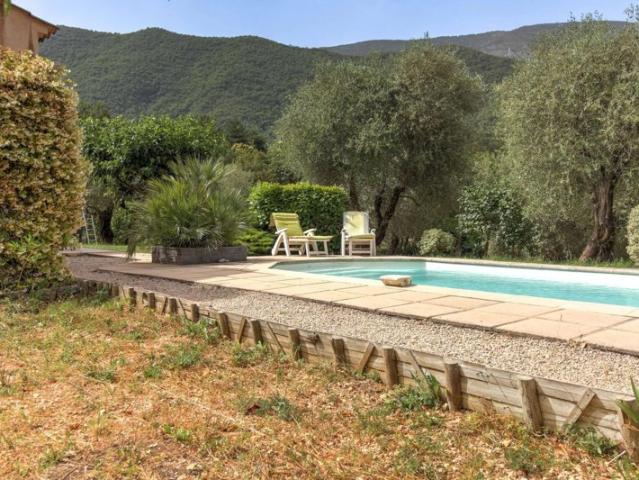 Roquesteron/Maison plain pied/100 m²/4 Pièces/Jardin/Piscine