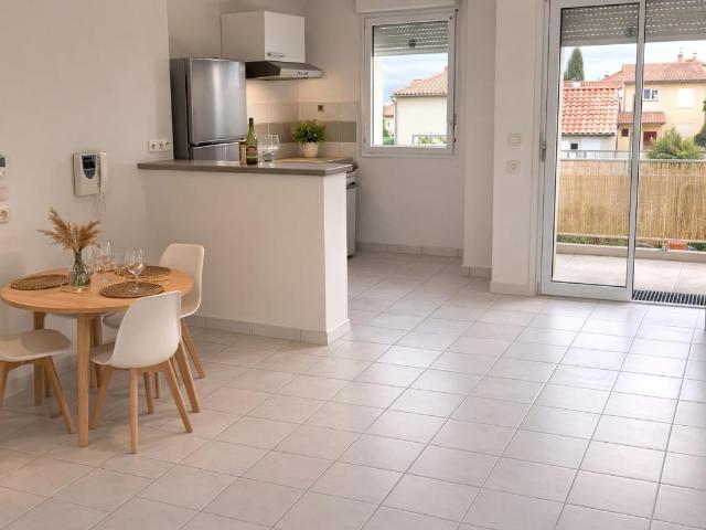 ROQUETTES: Pour investisseur: appartement loué Type 2 avec parking