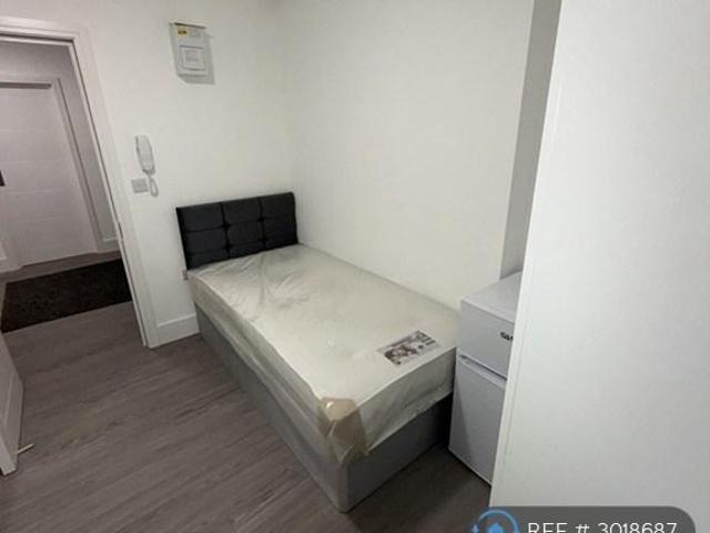Rostella Road, London, SW17 Studio to rent £1,416 pcm £327 pw