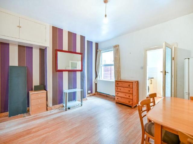 Rostella Road, Tooting, London, SW17 1 bed flat to rent £1,725 pcm £398 pw