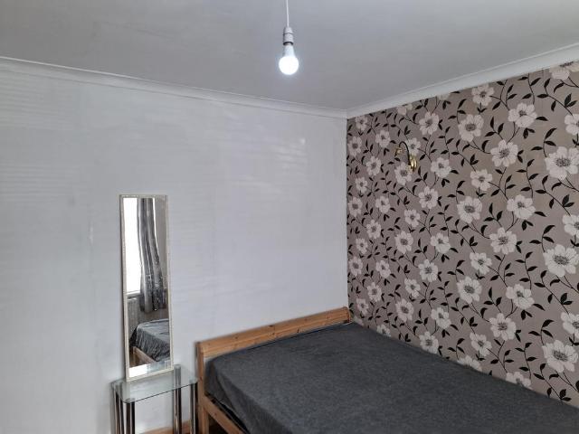 Rostrevor Gardens, Hayes UB3 1 bed in a house share to rent £800 pcm £185 pw