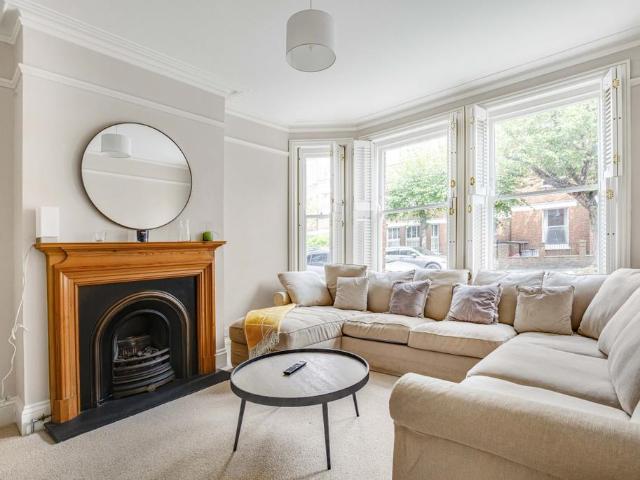 Rostrevor Road, London, SW6 2 bed flat to rent £3,325 pcm £767 pw