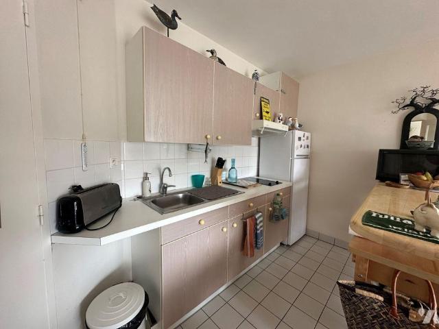 ROSAIS A LOUER Appartement meublé T2 de 50m² avec ascenseur comprenant une entrée avec plac.