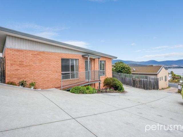 Rose Bay Gem with Stunning Derwent River Views