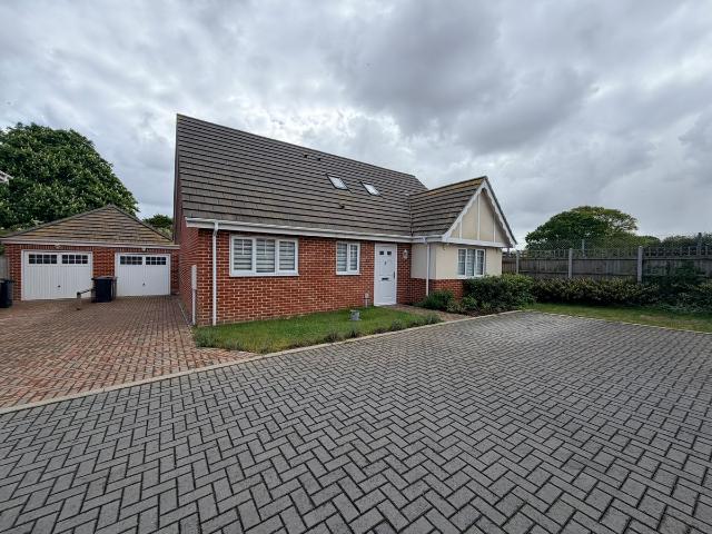 Rose Close, Gorleston, Great Yarmouth NR31, 4 bed detached bungalow to rent, £2,000 pcm | PrimeLocation