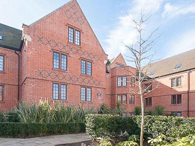 Rose Court, Brentwood CM14, 2 bed flat to rent, £1,800 pcm | PrimeLocation