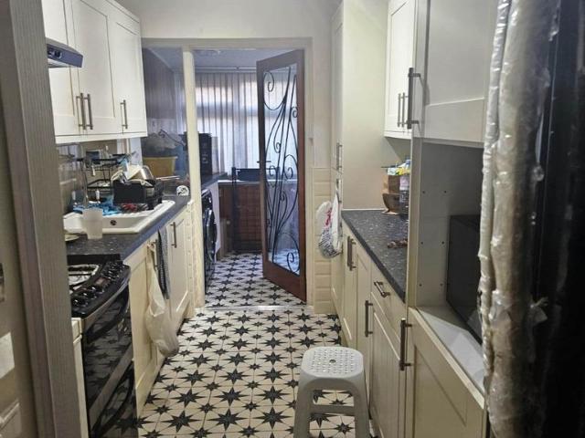 Rose Glen, Romford RM7 1 bed in a house share to rent £700 pcm £162 pw