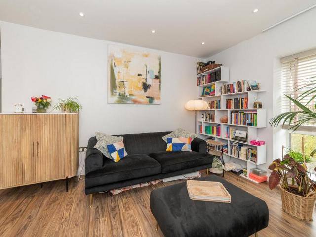 Rose Kiln Lane, Reading, RG2 2 bed flat to rent £2,550 pcm £588 pw
