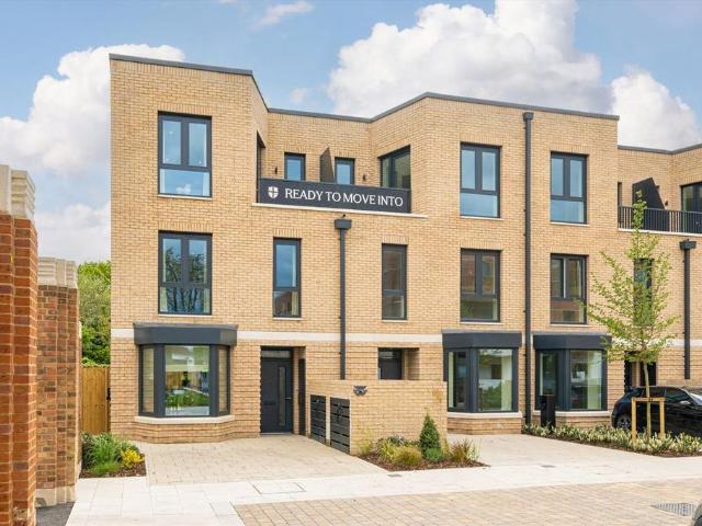 Rose Square, London TW2 3 bed house to rent £5,000 pcm £1,154 pw