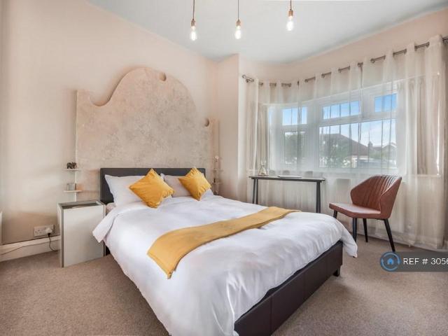Rosecroft Gardens, Twickenham, TW2 1 bed in a house share to rent £987 pcm £228 pw