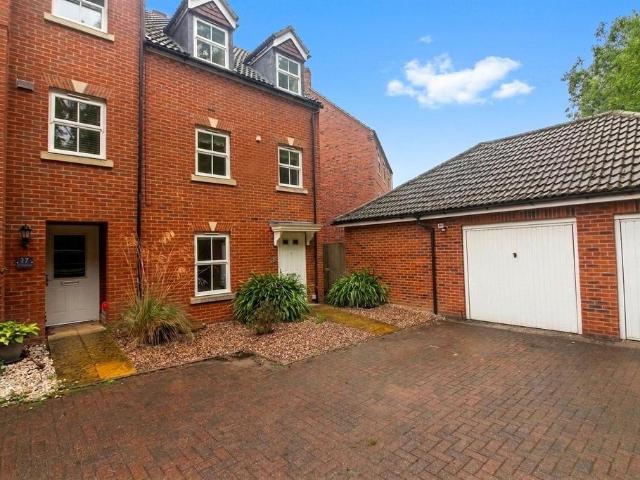 Rosebay, Berkshire RG40 3 bed townhouse to rent £1,900 pcm £438 pw
