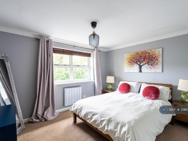 Rosebank, Teddington, TW11 2 bed flat to rent £3,350 pcm £773 pw