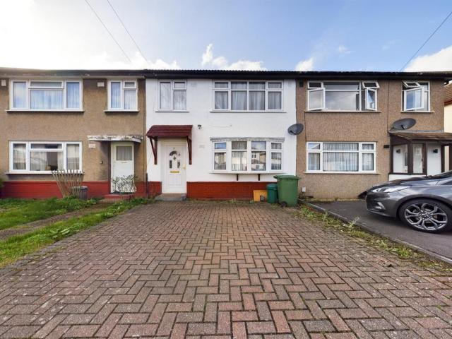 Rosebank Avenue, Essex RM12 3 bed terraced house to rent £2,000 pcm £462 pw