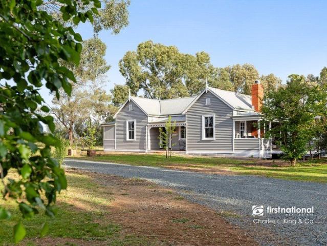 Rosebank Cottage A Historical Home Nestled in Nature