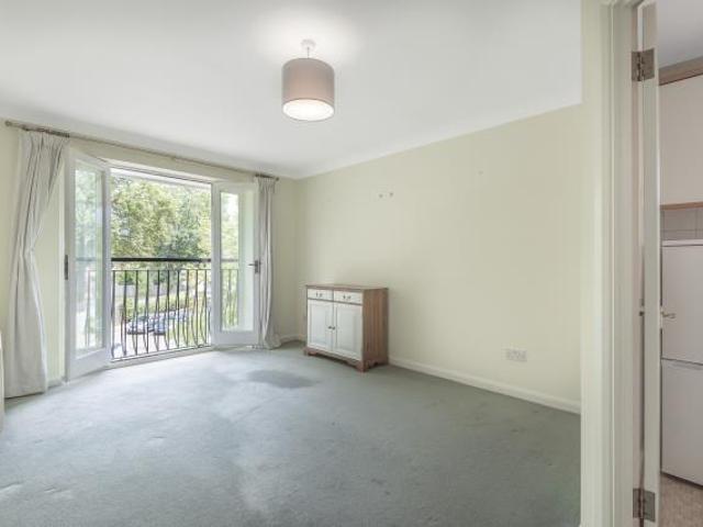 Rosebank Close, Teddington, TW11 1 bed flat to rent £1,550 pcm £358 pw