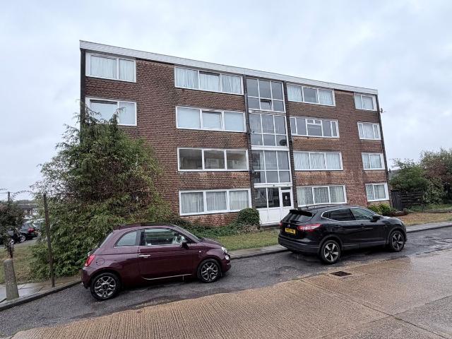 Eversley Court, Benfleet SS7, 2 bed flat to rent, £1,100 pcm | PrimeLocation