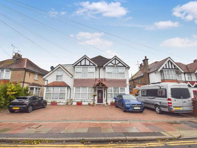 Rosebery Avenue, Eastbourne BN22 1 bed apartment to rent £750 pcm £173 pw
