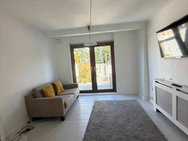 Rosebery Close, Morden SM4, 2 bed flat to rent, £1,800 pcm | PrimeLocation