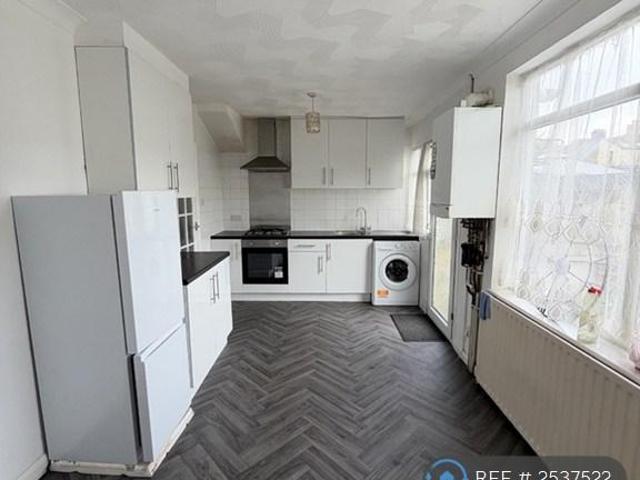 Rosebery Road, Grays, RM17 3 bed terraced house to rent £1,700 pcm £392 pw