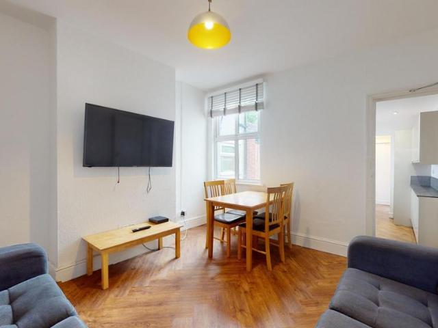 Rosebery Street, Loughborough LE11 4 bed house to rent £2,167 pcm £500 pw