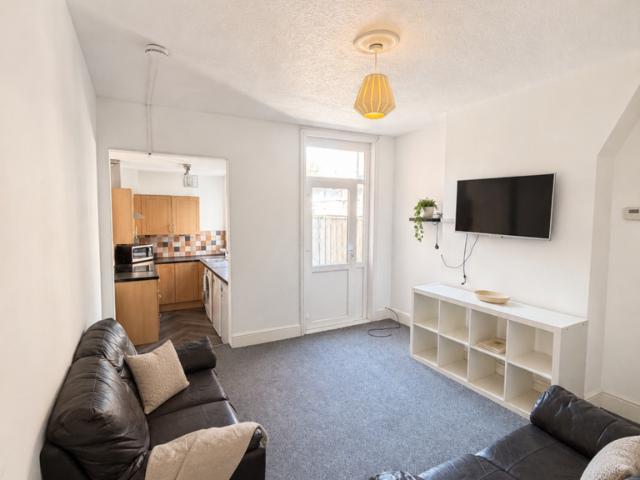 Rosebery Street, Loughborough LE11 4 bed house to rent £2,172 pcm £501 pw