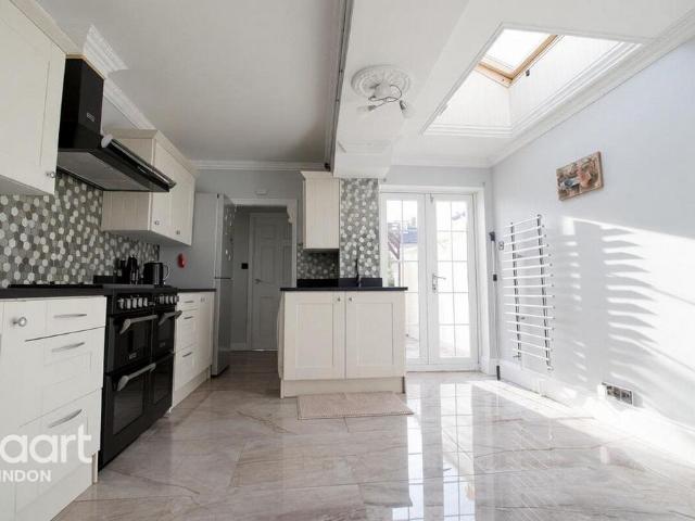Rosebery Street, Swindon 3 bed terraced house to rent £1,350 pcm £312 pw