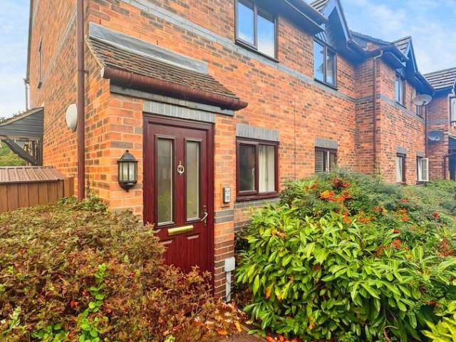 Rosedale, Aldershot GU12, 2 bed maisonette to rent, £1,350 pcm | PrimeLocation