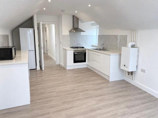 Rosehill 3 bed flat to rent £2,400 pcm £554 pw