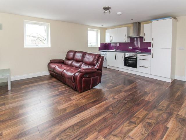 Roseland Road, Kenilworth, Warwickshire CV8, 2 bed flat to rent, £1,000 pcm | PrimeLocation